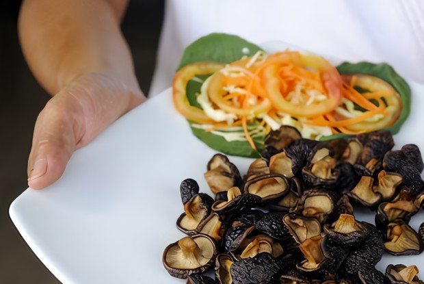 Шиитаке с зеленым луком в копченом масле