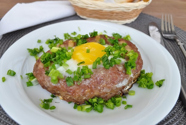 Шницель из домашнего фарша с яйцом