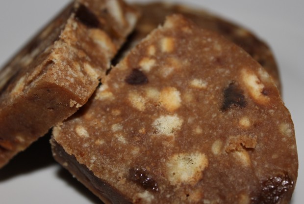 Шоколадная колбаса с изюмом и орехами