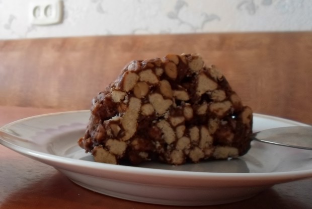Шоколадная колбаска с печеньем и арахисом