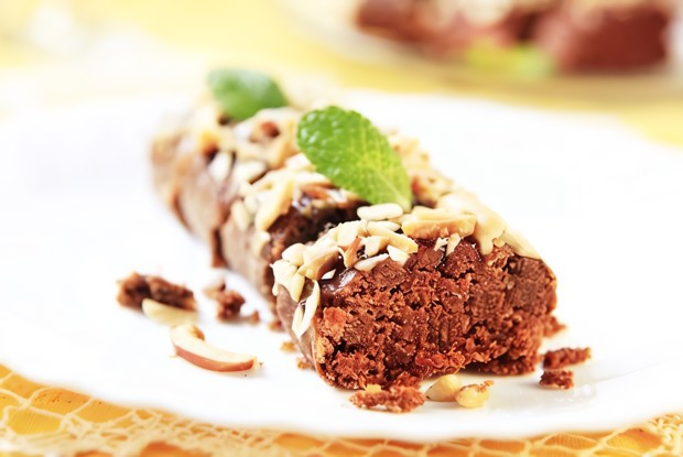 Шоколадная колбаска с печеньем и ликером