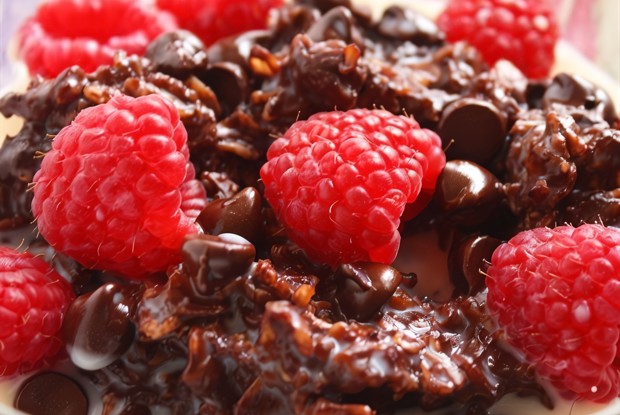 Шоколадная овсяная каша с малиной