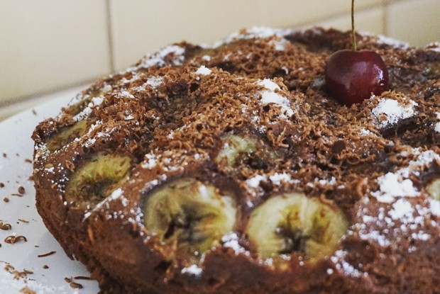 Шоколадная шарлотка с бананами в мультиварке