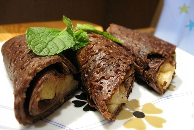 Шоколадные блины с карамельными яблоками