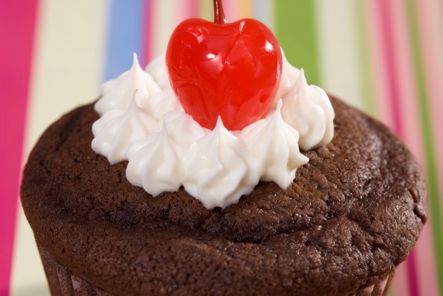 Шоколадные капкейки из рутбира с ванильными шариками и взбитыми сливками