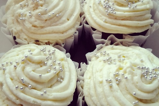 Шоколадные капкейки с ромом и ванильным кремом