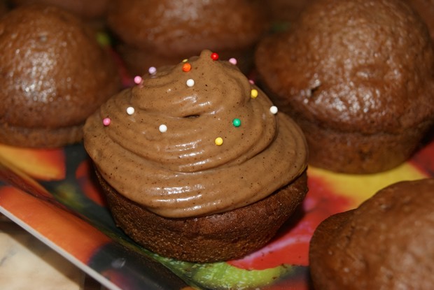 Шоколадные капкейки со сметанным кремом