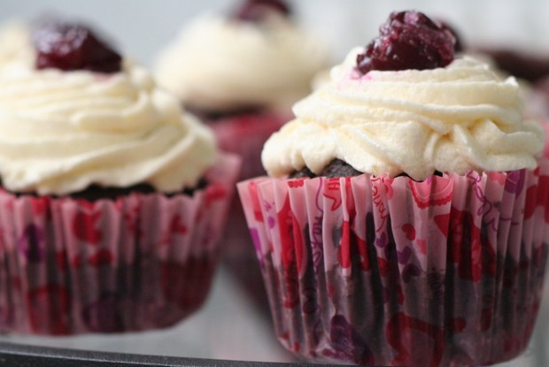 Шоколадные кексы с творожным кремом и вишней