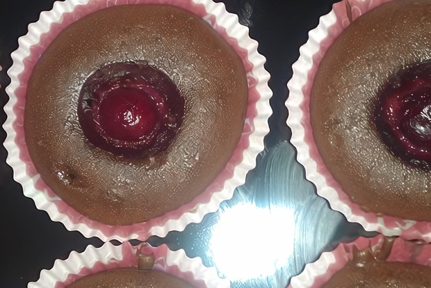 Шоколадные кексы с вишней