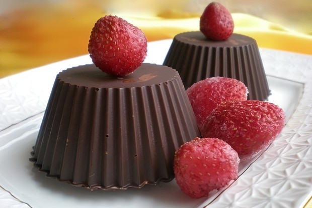 Шоколадные корзинки с клубникой и сливками