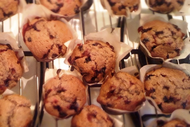 Шоколадные маффины с ягодами