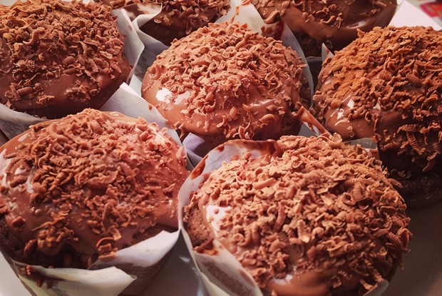 Шоколадные маффины с шоколадом и орешками