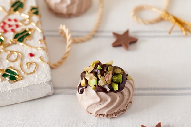 Шоколадные меренги под апельсиновым шоколадом и фисташковой крошкой