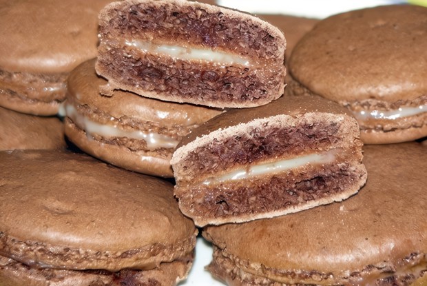 Шоколадные пирожные макароны