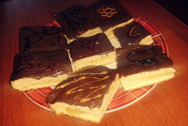 Шоколадные пирожные с джемом