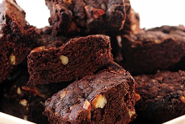 Шоколадные пирожные с грецким орехом