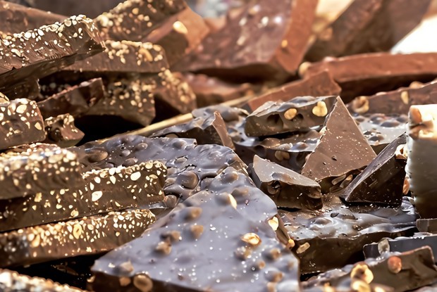 Шоколадные плитки с цветами лаванды и миндалем