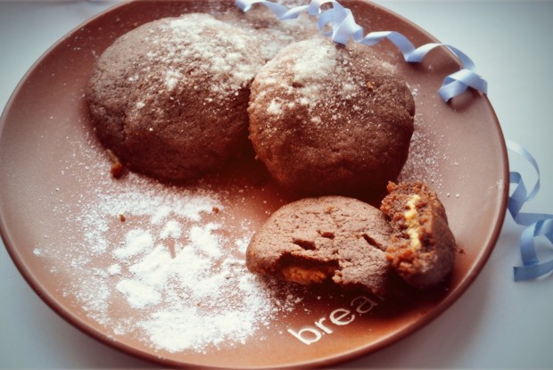 Шоколадные подушечки с начинкой из арахисовой пасты