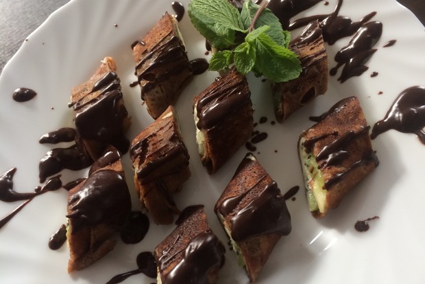 Шоколадные роллы с яблоками и апельсинами