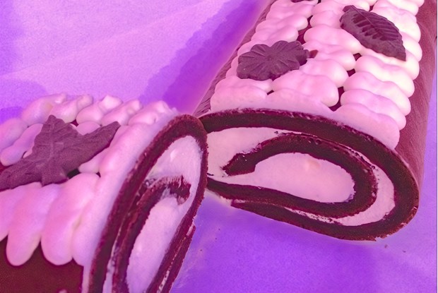 Шоколадный бисквитный рулет