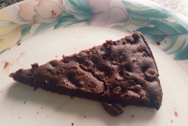 Шоколадный брауни с вишней