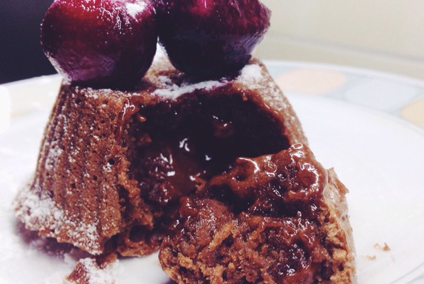 Шоколадный фондан с ягодами