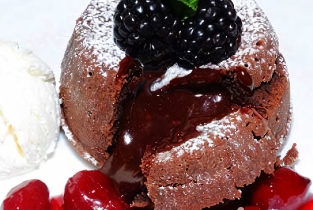 Шоколадный фондан с вишней