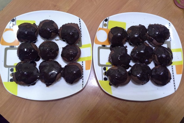 Шоколадный кекс с шоколадным соусом