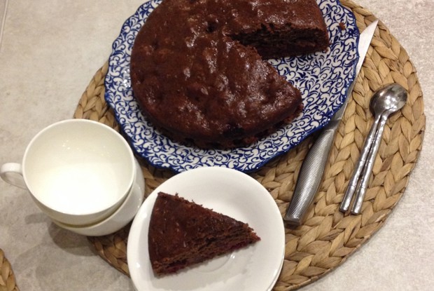 Шоколадный кекс с вишней