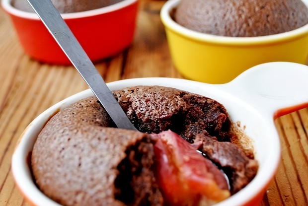 Шоколадный клафути со сливами