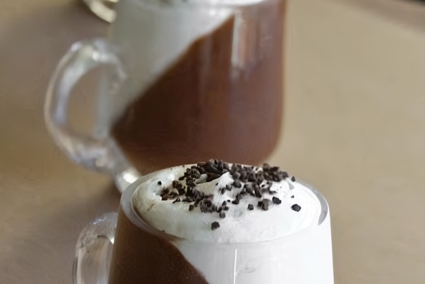 Шоколадный мусс со взбитыми сливками и кофе