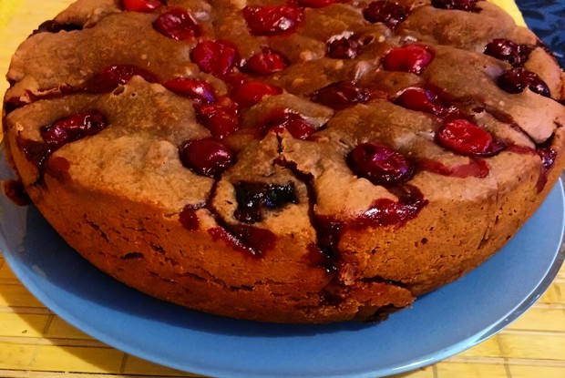 Шоколадный пирог с ягодами