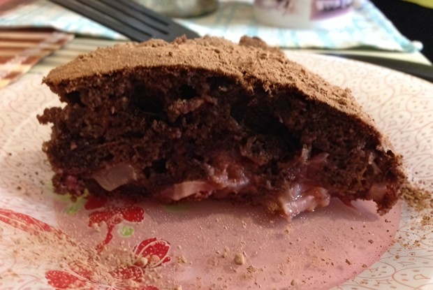Шоколадный пирог с клубникой