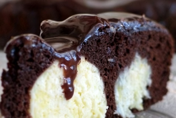 Шоколадный пирог с творожными шариками