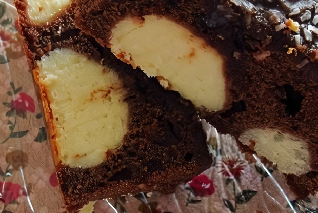 Шоколадный пирог с творожно-кокосовыми шариками