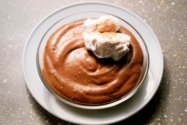 Шоколадный пудинг со взбитыми кофейными сливками