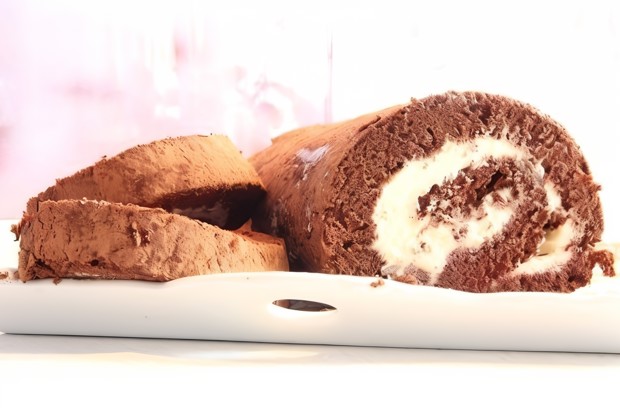 Шоколадный рулет с ванильным кремом