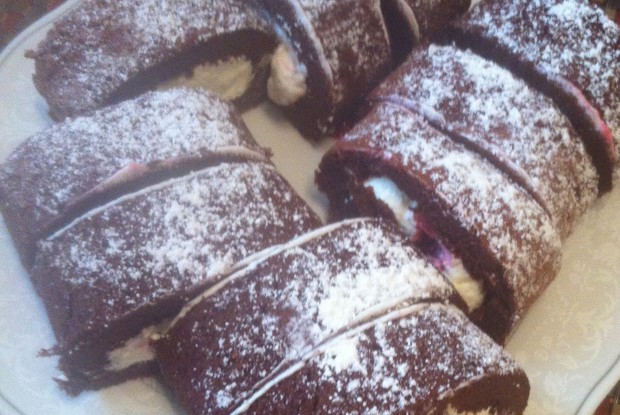 Шоколадный рулет с вишней и взбитыми сливками