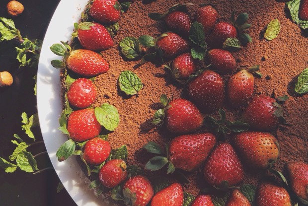 Шоколадный сыроедческий торт