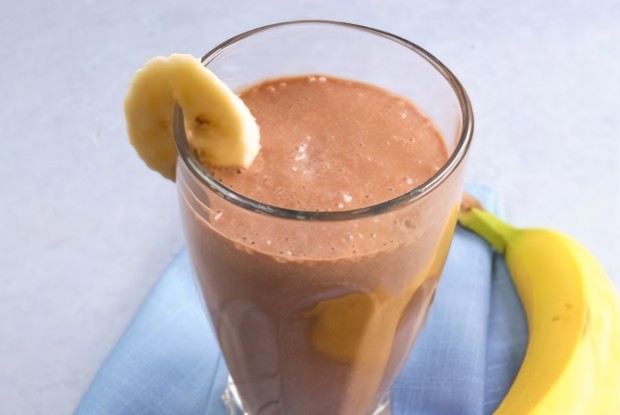 Шоколадный смузи с бананом