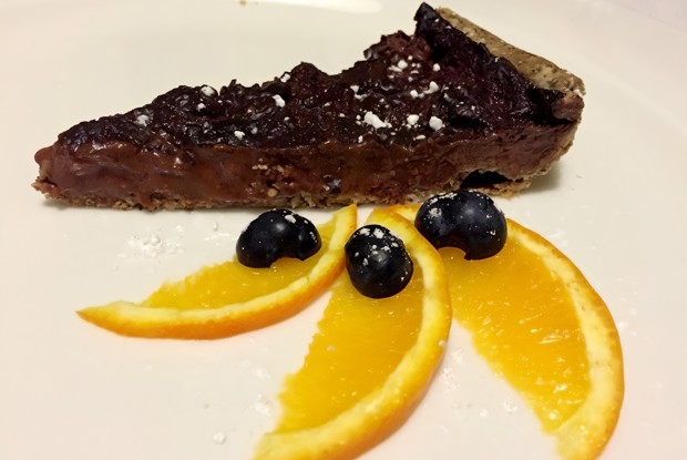 Шоколадный тарт с клубникой на песочном тесте из гречневой муки