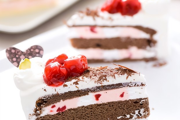 Шоколадный торт с домашним сыром и вишней