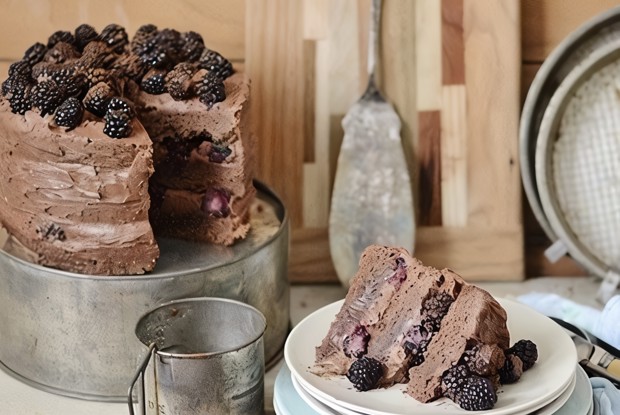 Шоколадный торт с ежевикой