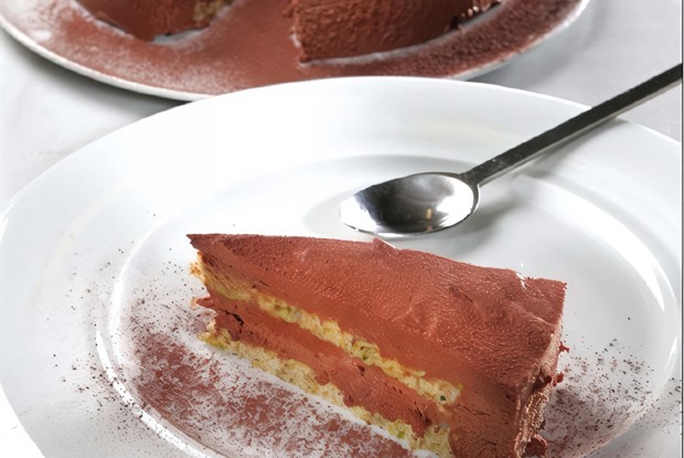 Шоколадный торт с фисташками и оливковым маслом