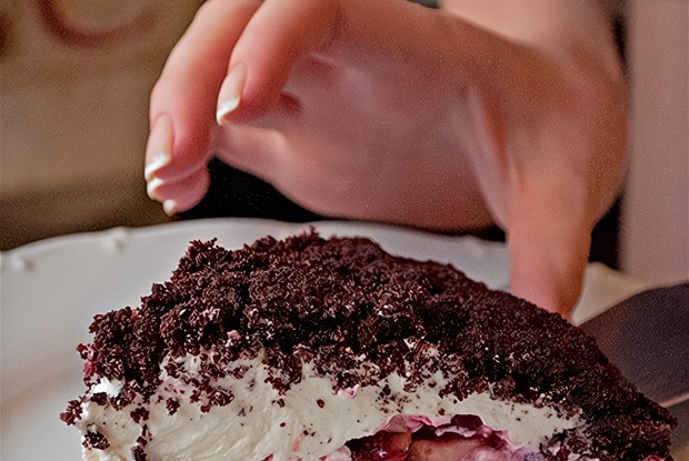 Шоколадный торт с фруктами и сливками