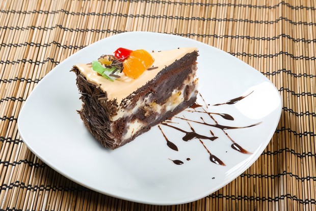 Шоколадный торт с грушами и сливочным кремом