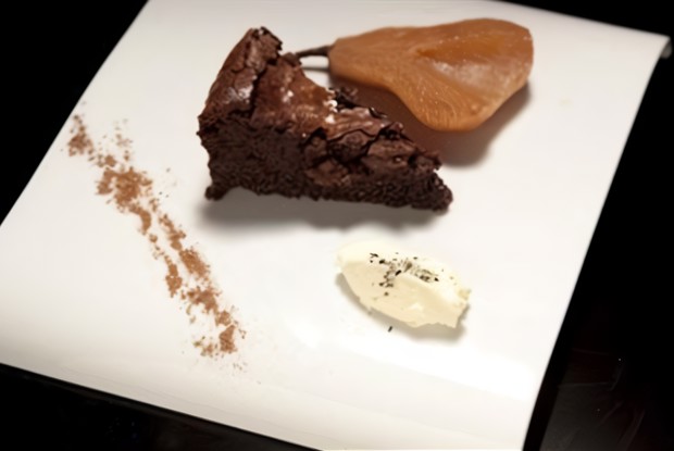 Шоколадный торт с грушами