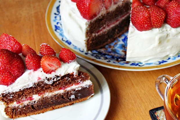 Шоколадный торт с клубникой и кремом из маскарпоне