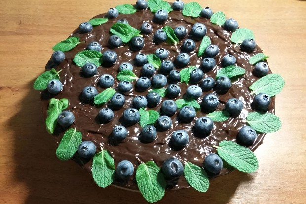 Шоколадный торт с клубникой