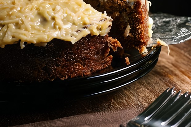 Шоколадный торт с кокосом и орехами пекан